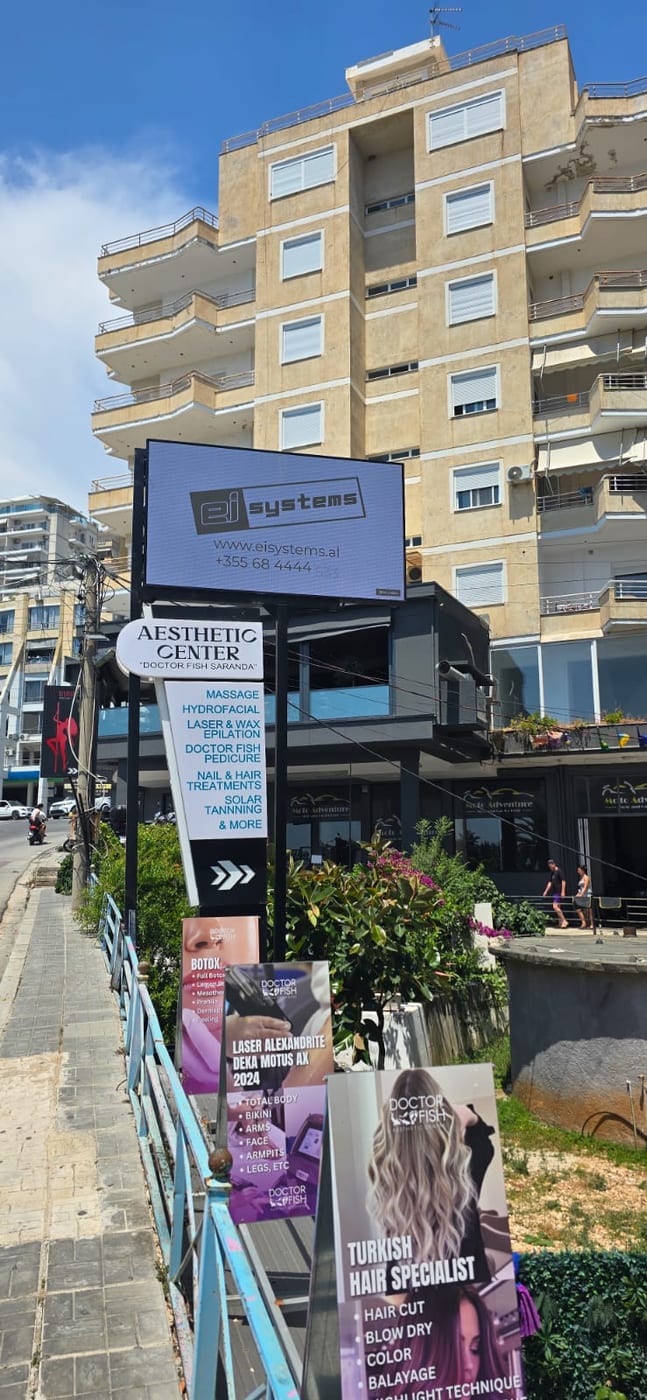 Ekran LED pranë qendrës estetike
